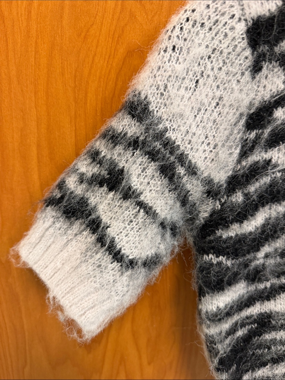 🦓🦓🦓BOGOHO🦓🦓White & Black Wave-Pattern Short Sleeve Sweater - Picture 3 of 7